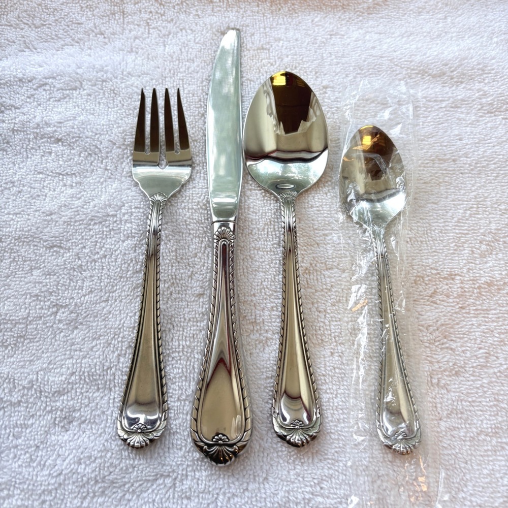 Oneida Community Stainless Flatware Camelot Pattern 4 Piece Set Silverware